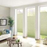 zeitgemäßer Sicht- und Sonnenschutz in Form von Plisseeanlagen in der Fensterleibung erhältlich in diversen Farben und Ausführungen