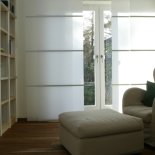 zeitgemäße Fensterdekoration in Form von Flächenvorhängen mit Querstreben von Wood und Washi